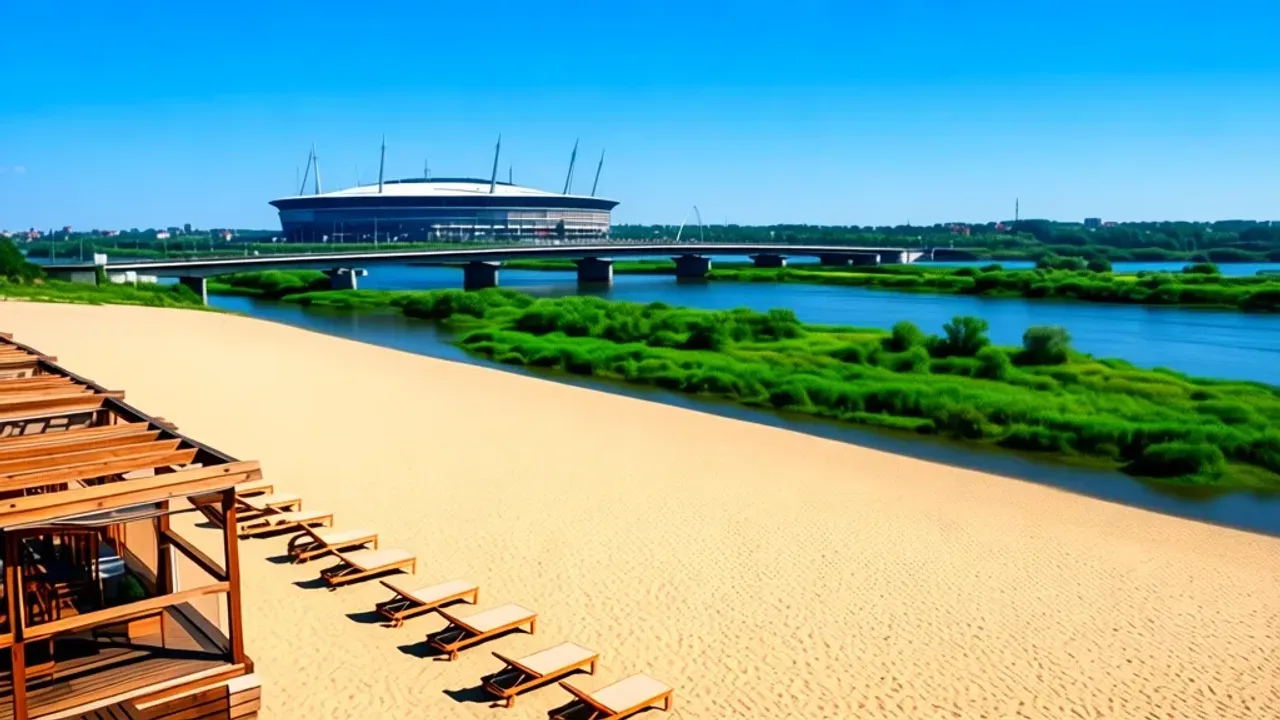 Plaża Poniatówka: jak plażować nad Wisłą, grillować i relaksować się Pusta plaża Poniatówka z leżakami, drewnianym tarasem oraz widokiem na Stadion Narodowy i most Poniatowskiego w Warszawie.
