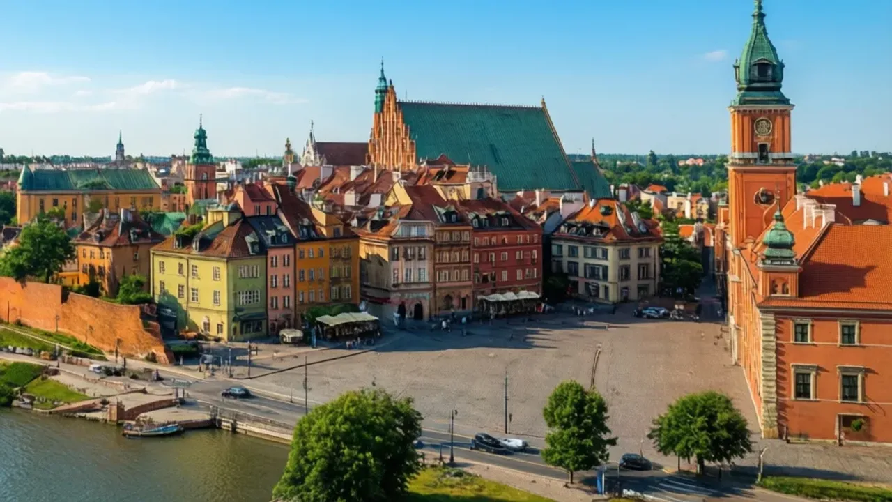 Wakacje w Warszawie: Warsaw, miejsca w Warszawie i atrakcje dla dzieci Widok na Stare Miasto i bulwary wiślane podczas wakacji w Warszawie.